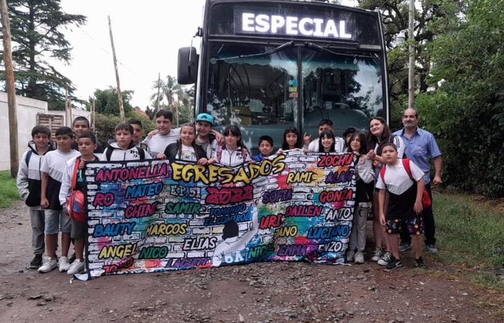 Los alumnos llegaron a la fiesta de egresados en un colectivo.