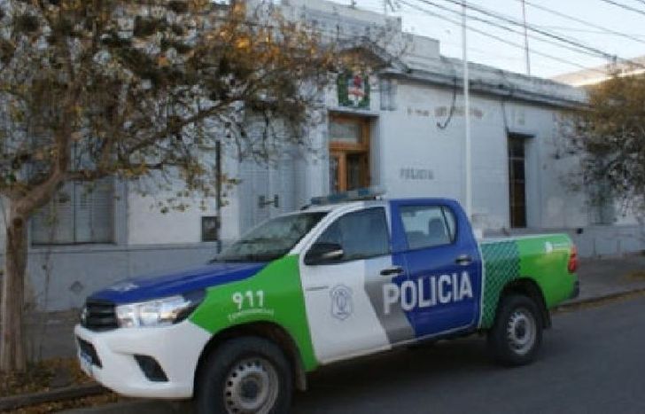 La mujer fue encontrada en una de las galerías internas de la casa.
