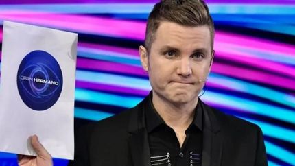 El conductor notificó el cambio del juego al público y a los participantes.