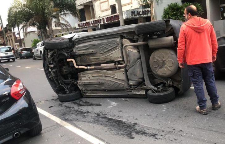 El auto quedó volcado en medio de la calle.