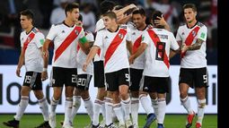 Mundial de Clubes River goleó al Kashima y se quedó con el tercer puesto El Millonario le ganó con solvencia al conjunto japonés con dos goles de Martínez y otros de Zuculini y Borré y cerró su participación en el Mundial de Clubes arriba del del podio. Con pocas cosas en juego, y enfocado en lo que será el festejo de este domingo en el Monumental por la obtención de la Copa Libertadores, River se despidió del Mundial de Clubes con una alegría: se impuso por 4-0 a Kashima en Abu Dhabi y se quedó con el tercer puesto en este torneo. Desde el martes que el equipo de Gallardo comenzó a contar los días y las horas para regresar al país y, de una vez por todas, poder festejar el histórico título conseguido ante Boca, en Madrid. Y con la mente en eso, afrontó su duelo ante Kashima, un equipo nivel inferior y que no pudo hacerle frente al conjunto millonario. Al margen de que Gallardo decidió jugar el encuentro mayoría de suplentes, la supremacía entre uno y otro equipo se notó desde el comienzo. River, con un trabajo prolijo y buenas combinaciones, impuso condiciones en el juego e hilvanó una goleada, un triunfo sin atenuantes y dejó en claro cuál es la diferencia entre ambos equipos. Si bien el equipo japonés tuvo algunas chances a lo largo de los noventa minutos, con tres remates en los palos y algunas buenas intervenciones de Lux, River marcó los hilos desde el juego y fue un justo ganador. El equipo de Gallardo se puso en ventaja a los 23 minutos con un gol de cabeza de Zuculini, que conectó un preciso centro de De La Cruz. Y desde ahí, ganó confianza y reafirmó su supremacía. Sin embargo, algunas imprecisiones en la zona de gestación le impidieron ampliar la diferencia y liquidar rápido la historia. Todo eso lo consiguió en el complemento. Gallardo retocó el equipo, puso a Quintero (por Moreira) y Fernández (por Palacios), y ganó precisión en el medio. Luego, entró Martínez (por De La Cruz) y sentenció la historia. El Pity, en su último partido en River, fue determinante en el juego y, con sus dos goles, también lo fue en el resultado: a los 27, y tras un lindo pase de Álvarez, definió sin resistencia para el 2-0 y luego, en el epílogo y después del gol de penal de Borré, cerró el partido con un golazo. Así, River se despidió del Mundial de Clubes y ya piensa en el regreso para festejar, junto a los hinchas, la histórica Copa Libertadores.