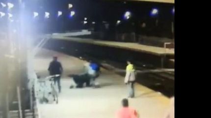 El momento de la golpiza quedó registrado en imágenes.