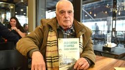 Deschamps tiene un libro de su autoría que trata sobre la infancia y adolescencia de Cortázar.