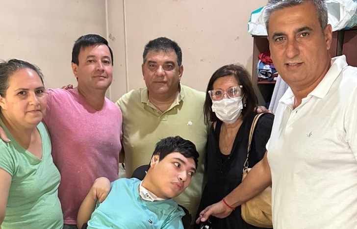 Jorgito feliz con su silla a medida.