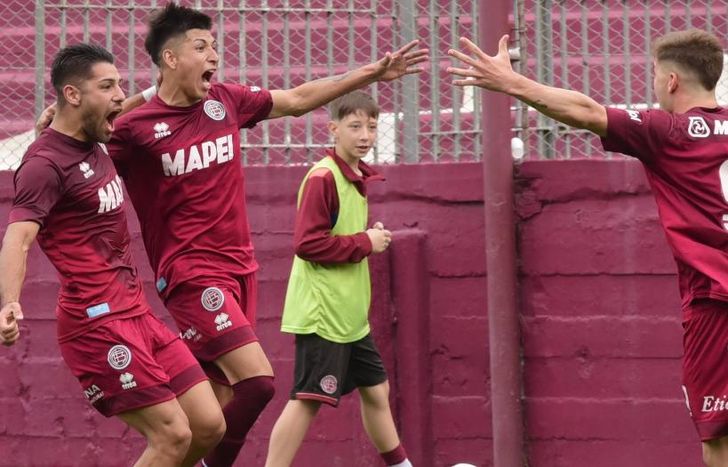 Segovia festeja el gol de la victoria.