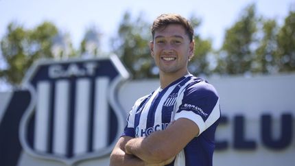 Martín Río dejó Banfield y ya posó con la camiseta de Talleres.