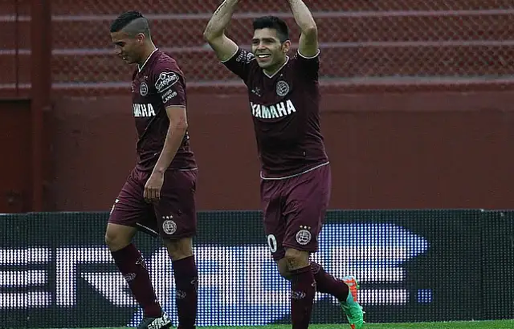 Silvio Romero le dio la victoria a Lanús sobre Banfield en el 2014.