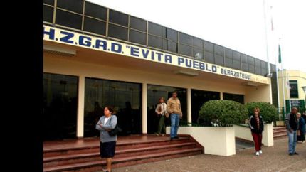 La víctima tiene 28 años y fue interceptada en el área de maternidad del centro de salud.