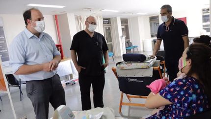 Emprendedores locales confeccionan los kits para las mamás.