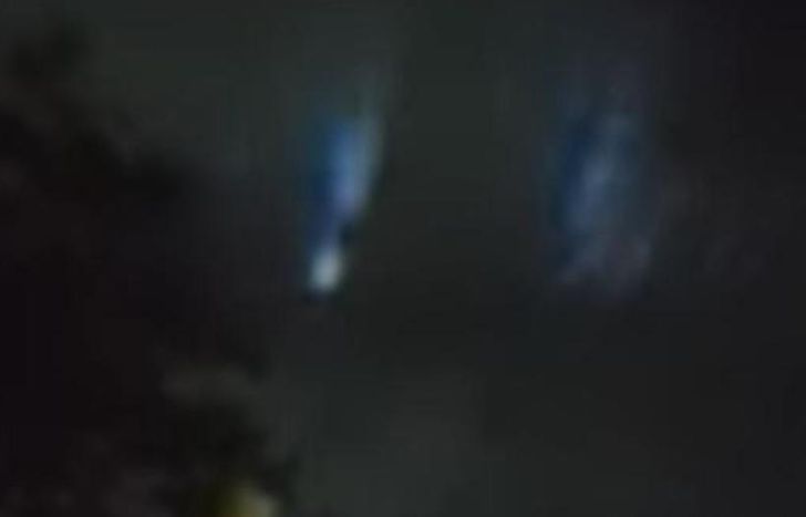 En medio de la noche, las extrañas luces sorprendieron a los vecinos.