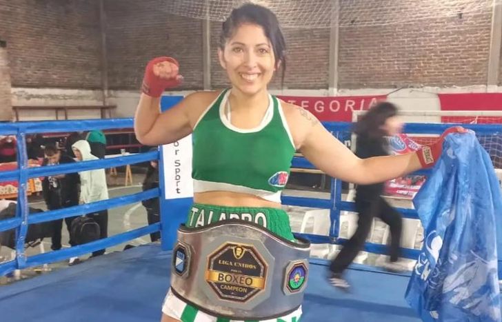 Camila, sonriente con su cinturón.