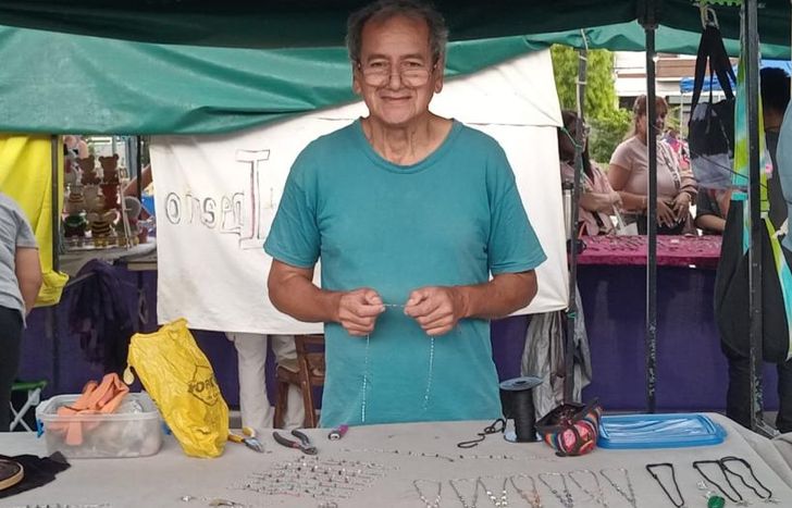 Hugo participa de la feria que se hace los fines de semana en la Plaza Grigera.