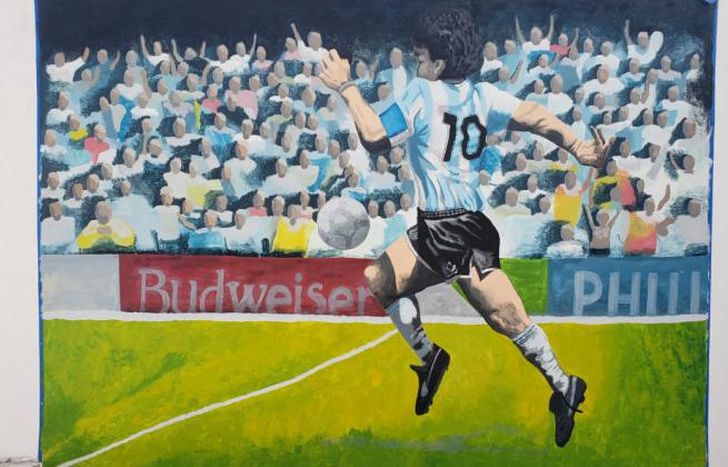 Diego y la pelota quedarán para siempre en una casa lomense.