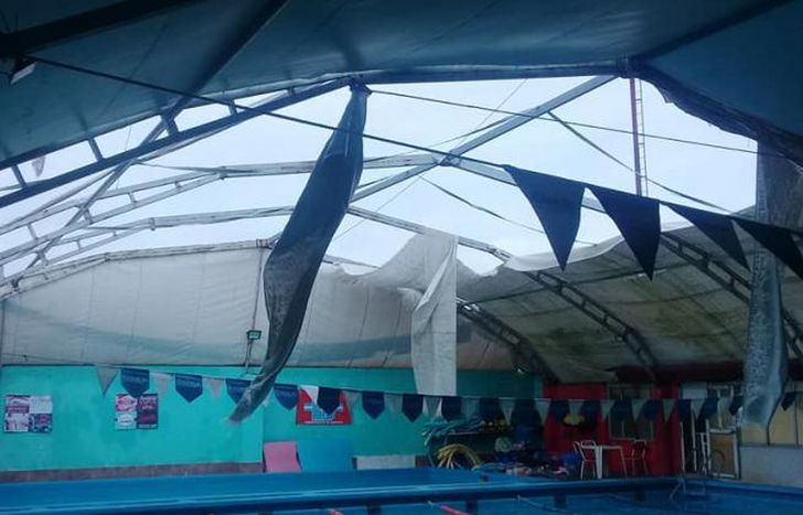 Un sector del techo de la pileta quedó destruido.