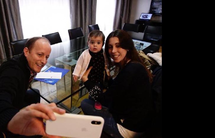 El Intendente, con la profesora Elina, en la entrega del subsidio.