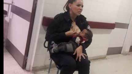 una mujer policia amamanto a un bebe internado en el hospital de ninos de la plata