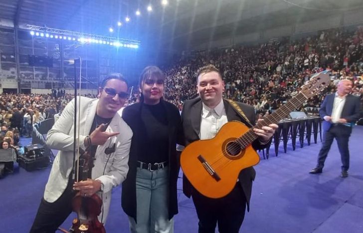 Entonó el Himno Nacional y emocionó a todos los presentes.