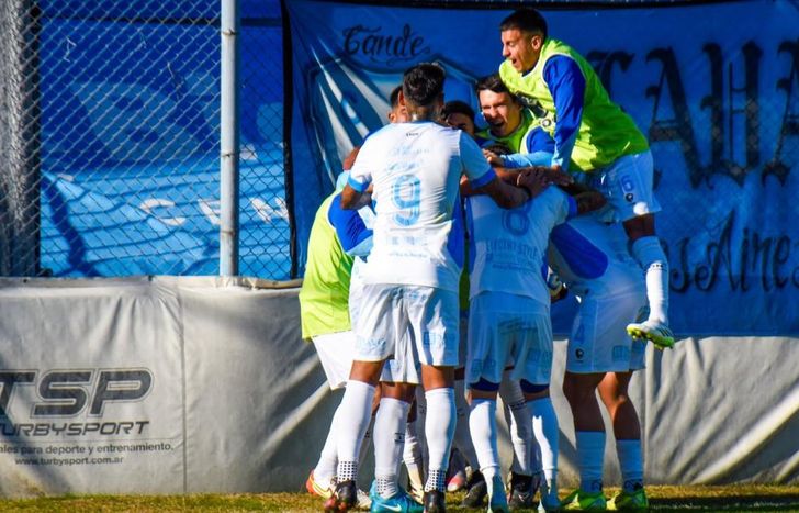 Temperley celebra su buen momento en el torneo.