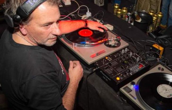 Las bandejas y los vinilos son las estrellas de cada jornada.