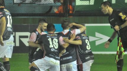Los Andes, eliminando a Sarmiento en Sarandí. Los Andes, eliminando a Sarmiento en Sarandí.