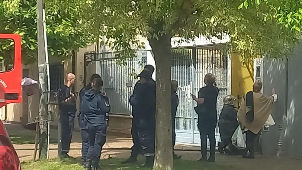 Operativo de Bomberos y Policía en el lugar de la explosión.