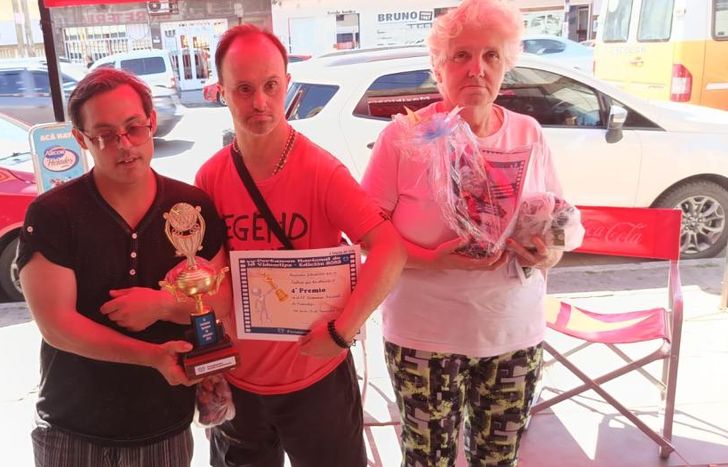 Con su premio y diploma tras la audición.