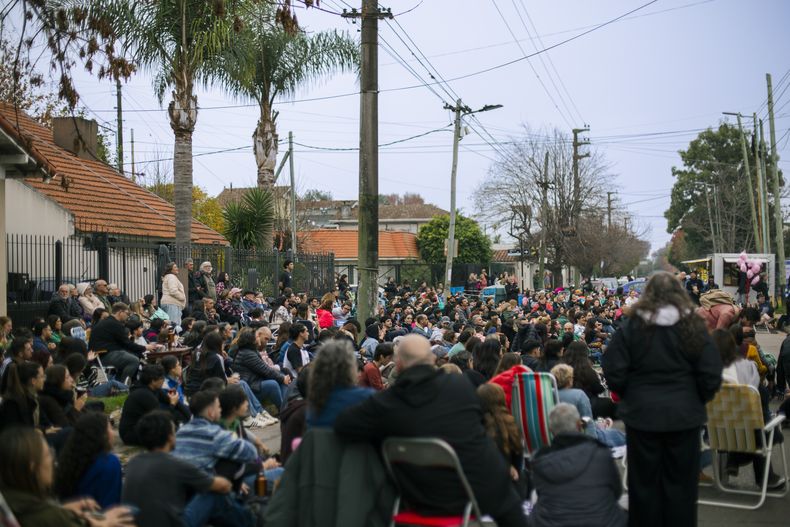 Cortan la calle para que el público disfrute del concierto. 