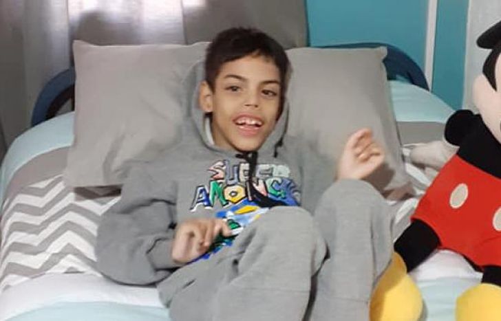 Benja feliz en su nueva habitación.
