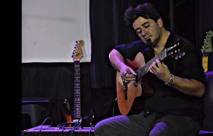 Germán da clases tanto para niños como para adultos.