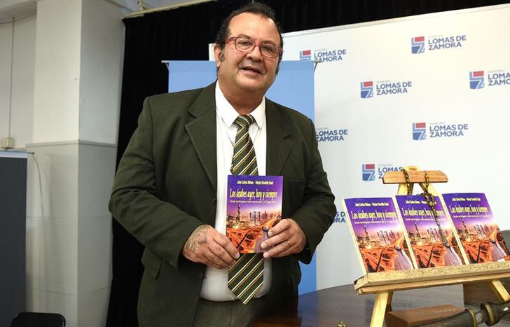 Con el libro, Julio busca dar a conocer más sobre la cultura árabe.