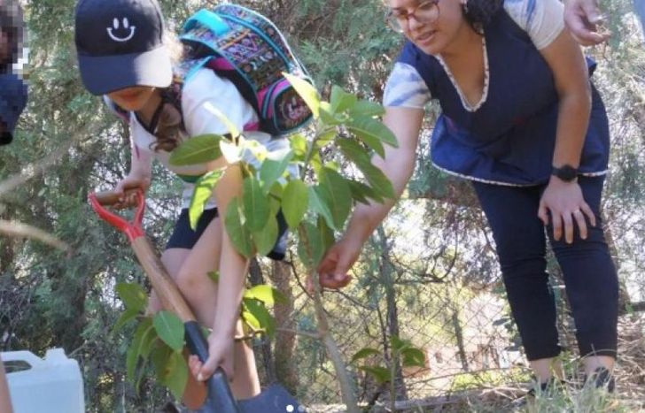 Los chicos y sus docentes, en plena acción.