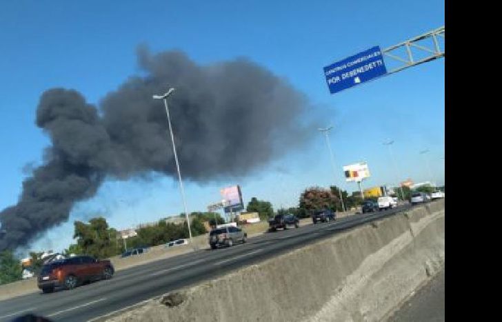 tuvieron que evacuar a los operarios de la fábrica.
