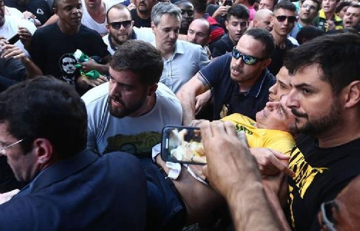 Durante la agresión, en un acto.