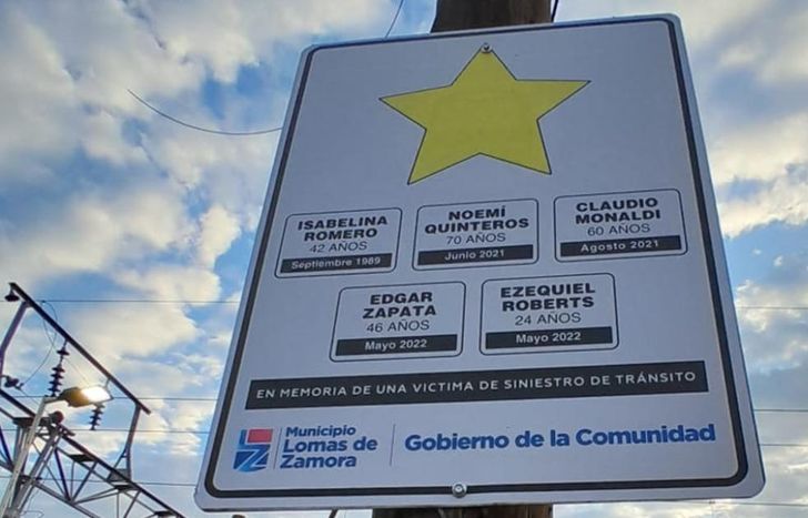 El cartel restaurado, en memoria de las víctimas.
