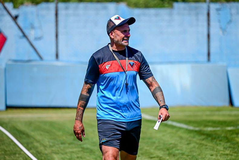 Pablo Nieva, el DT de Brown de Adrogu&eacute;, sigue buscando refuerzos.