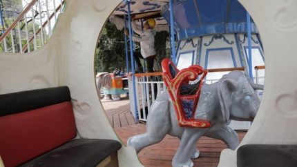 colocan los juegos en el carrusel de la plaza grigera