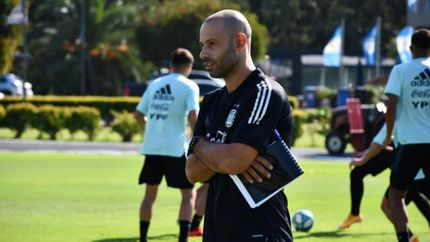 Mascherano le da forma a su equipo. Mascherano le da forma a su equipo.