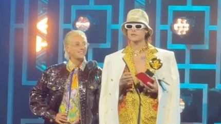 CA7RIEL & Paco Amoroso, premiados.