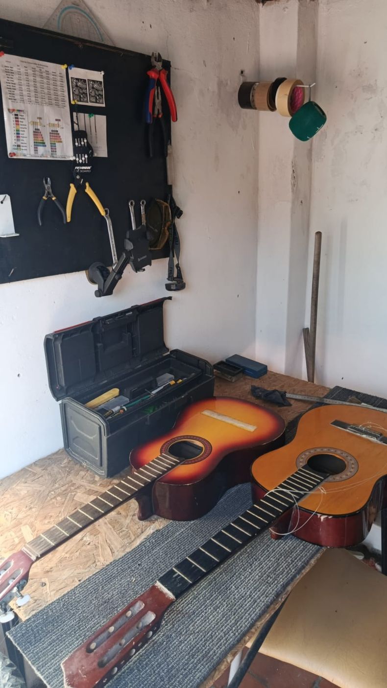 García crea música desde diversos aspectos, ya sea como sesionista o lutier.