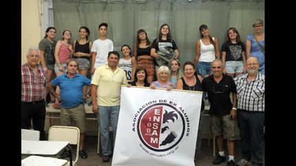 los exalumnos del enam donan cortinas para las aulas