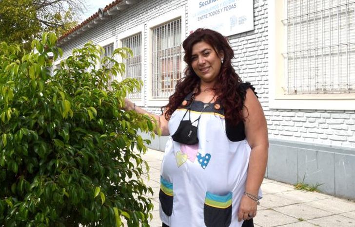 Siempre que paso, toco las hojas del árbol, dijo.