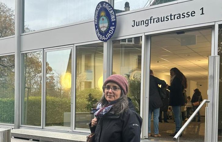 A pesar de la distancia, Claudia cumplió con las elecciones argentinas.