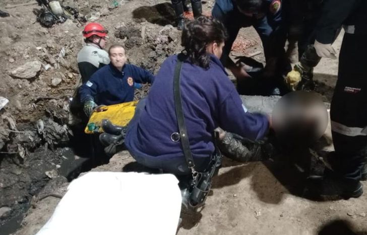 El momento en que sacaron al hombre de la cañería.