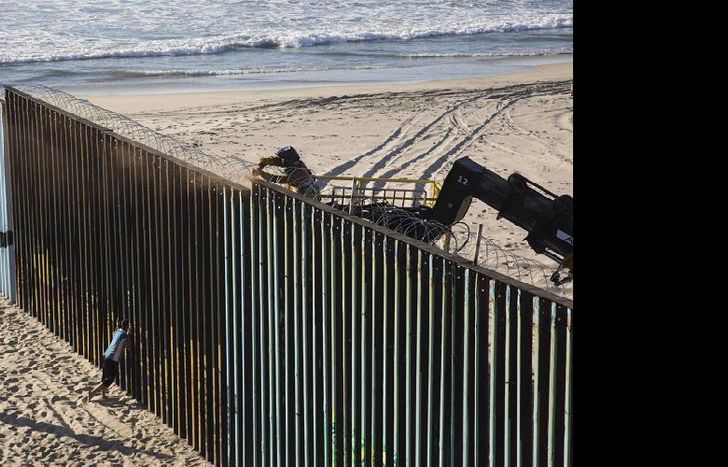 Un mural separa Tijuana de San Diego y las chances de que los migrantes queden a la deriva son altas.
