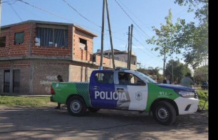 Los vecinos advirtieron la presencia de dos hombres en la casa del Policía.