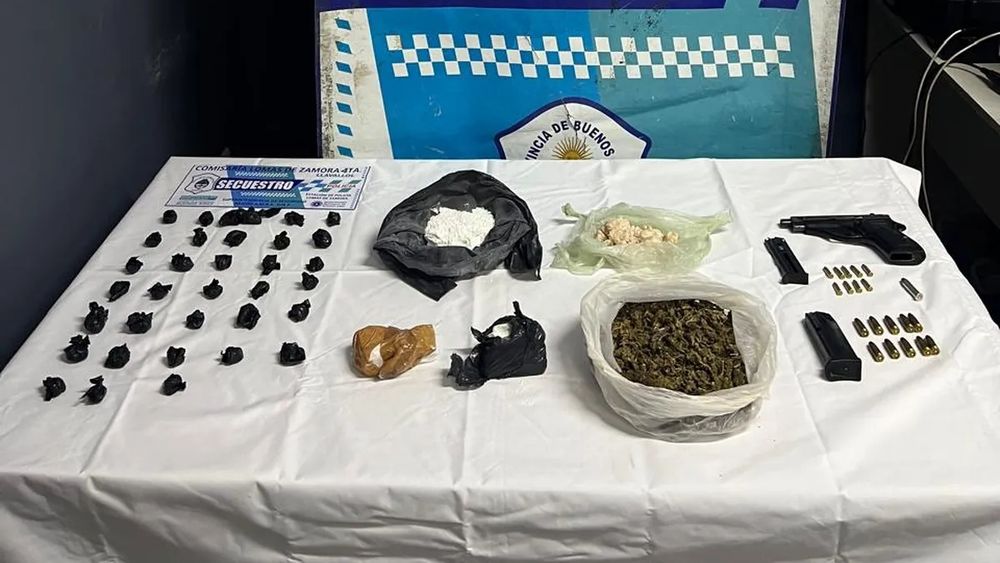 El arma y las drogas incautadas en el allanamiento en Llavallol.
