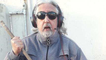 Ricardo imagina a sus personajes y les da vida en la terraza.