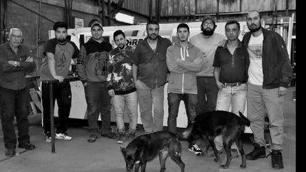 los trabajadores de gotan preparan una olla popular en la puerta de la fabrica