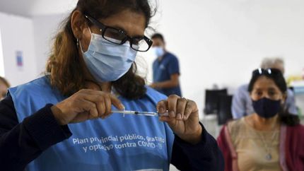 Mientras, avanza la campaña de vacunación.