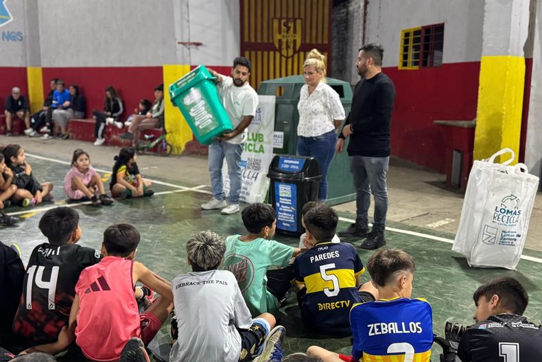 Charla sobre reciclado en la Sociedad de Fomento Barrio Enz, de Llavallol.
